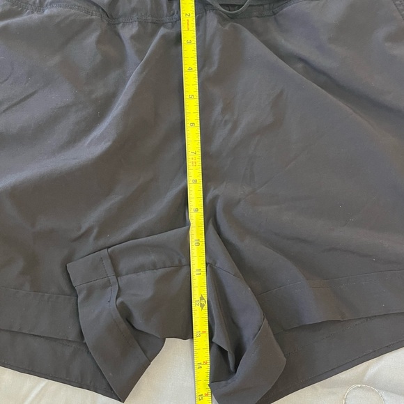 Athleta shorts women’s large thin materials comfy. Pockets in back and front. - Picture 3 of 7